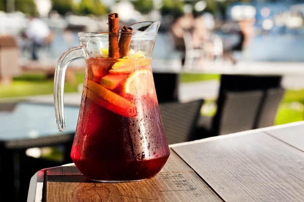 Sangria kırmızı şarapla — Stok fotoğraf