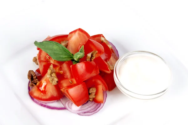 Salada de tomate com manjericão, cebola vermelha e creme de leite — Fotografia de Stock