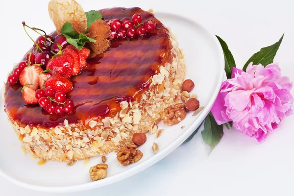Торт с клубникой смородины вишни и орехов — стоковое фото