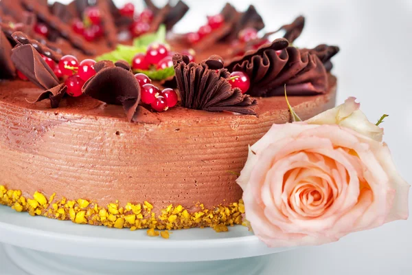 Torta con ribes fragole ciliegie e noci — Foto Stock