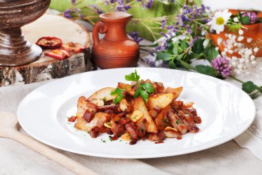 patates dilimleri ile pastırma bir plaka üzerinde
