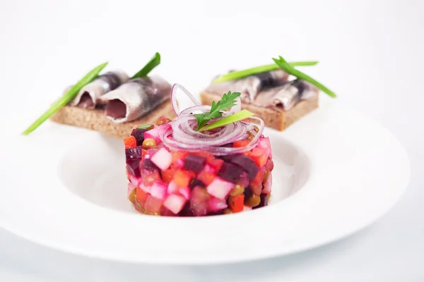 salata ve sandviç ile ringa balığı