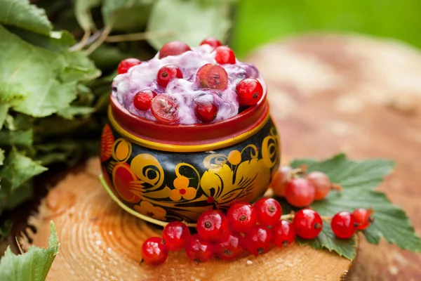 Yogurt with red currants in a bowl of Russian folk — Stock Photo, Image