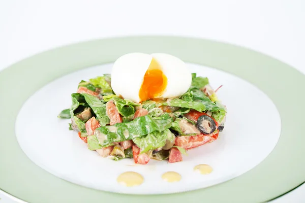 Vegetable salad with poached egg — Stock Photo, Image