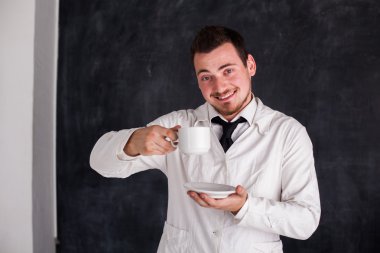 adam beyaz bir elbise