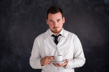 adam beyaz bir elbise