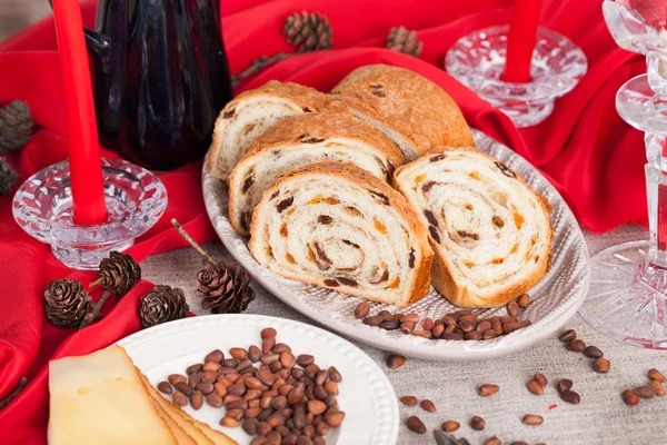 Läcker tårta på nyår bord med rött ljus — Stockfoto