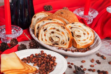 Kırmızı mumlar ile yeni yıl tabloda lezzetli pasta