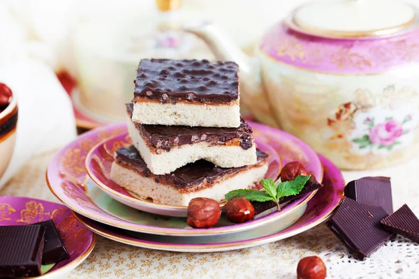 Tres pedazos de pastel con nueces y chocolate — Foto de Stock