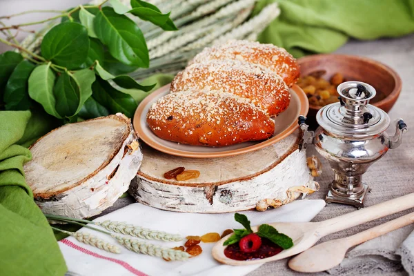 Puff with raisins and powdered sugar Russian still life — Stock Photo, Image