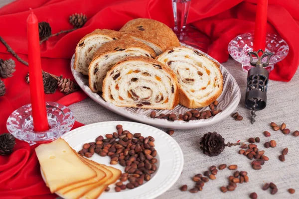 Delicioso pastel en la mesa de Año Nuevo con velas rojas — Foto de Stock