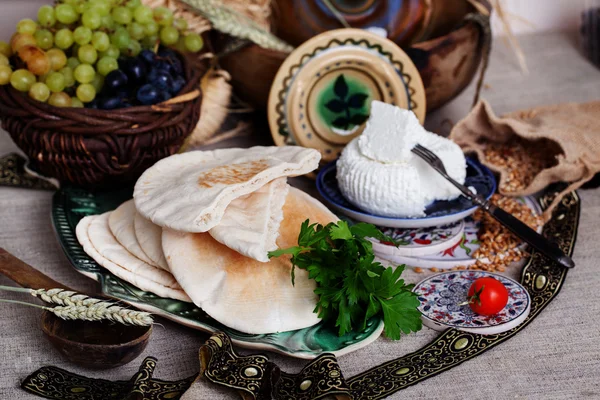 Толстый хлеб в натюрморте в израильском стиле — стоковое фото