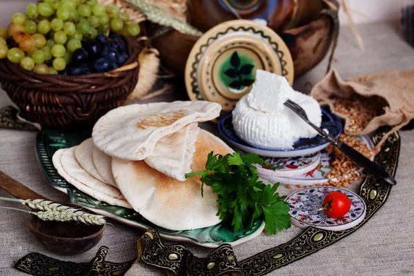 Grueso pan de pita en un bodegón estilo israelí — Foto de Stock