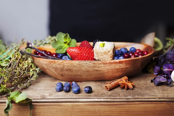 Schüssel mit Beeren und Minzbonbons Stockbild