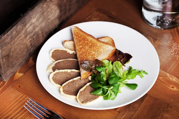 Patè affettato su un piatto con pane bianco tostato — Foto Stock