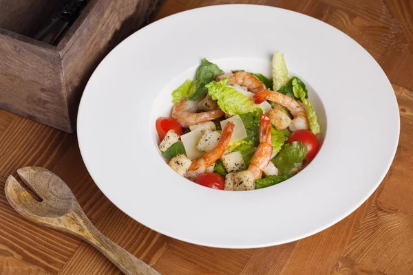 Caesar salad with shrimp on a plate — Stock Photo, Image