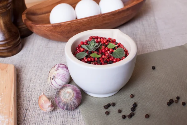 Pois poivrons rouges dans un bol d'épices — Photo