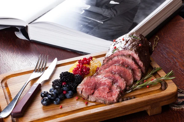 Fleisch mit Beeren — Stockfoto