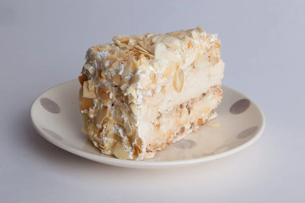 Gâteau napoléon avec des noix sur une assiette — Photo