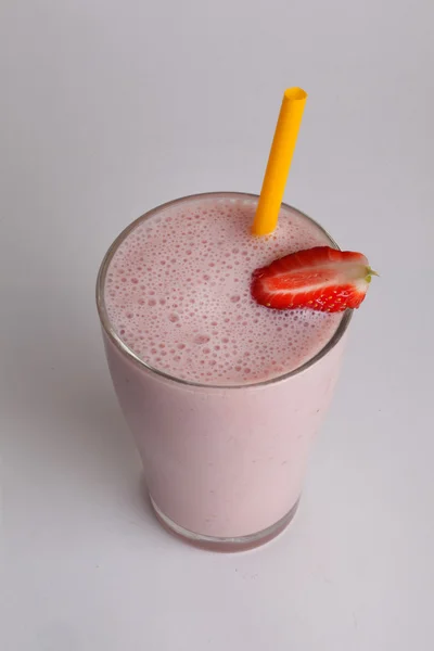 Milkshake fraise à la paille — Photo