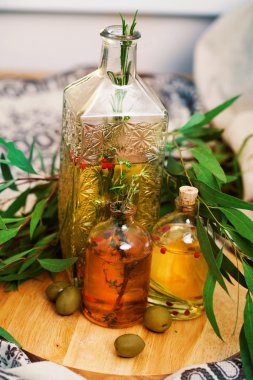 zeytin yağı ile baharat ve biberiye yaprağı, yeşil zeytin natürmort