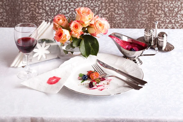 Plate after a meal with beautiful scraps in still life — Stock Photo, Image