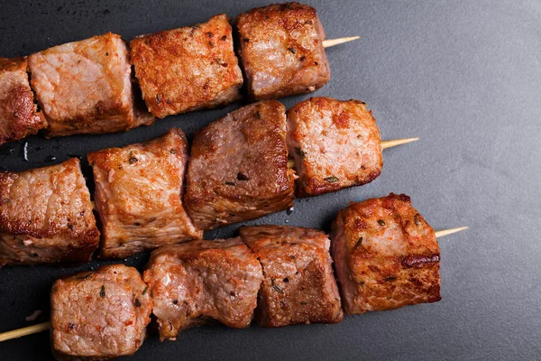 Kebabs de porco em espetos de madeira — Fotografia de Stock