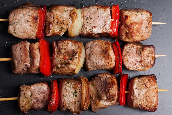 Kebabs de porco em espetos de madeira — Fotografia de Stock