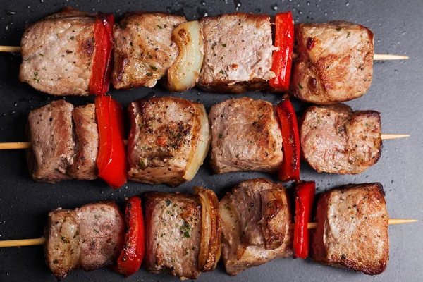Ahşap şiş üzerinde domuz kebap
