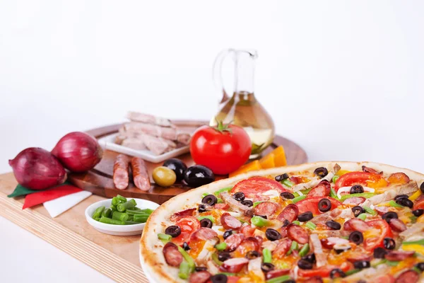 Pizza italiana con salchichas, ternera, judías verdes, queso —  Fotos de Stock