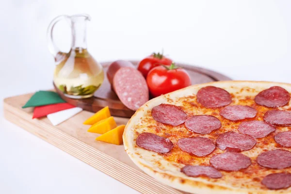 Italienische Pizza mit Käse, Salami und Tomaten — Stockfoto