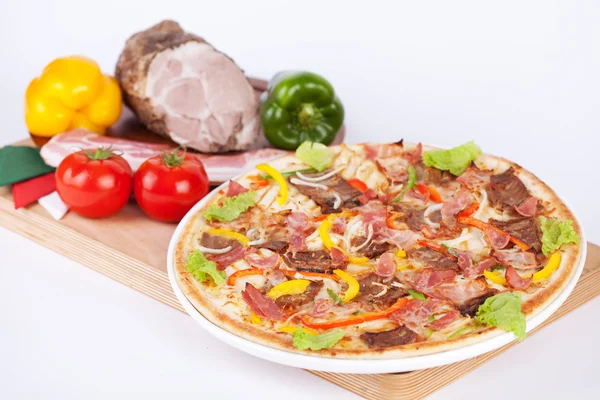 Italienische Pizza mit Salatfleisch — Stockfoto