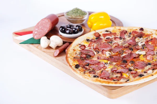 Italienische Pizza mit Wurst, Salami, Olivengras, Kräutern der Provence, Gewürzen, Oliven, Pilzen, Paprika, — Stockfoto