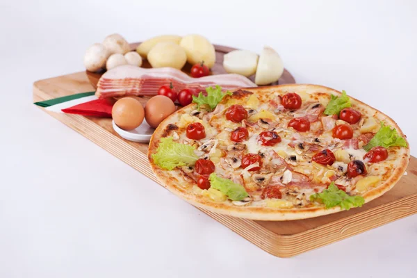 Итальянская пицца с ветчиной, перец, курица, грибы, перец, сладкий, оливки , — стоковое фото