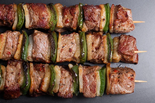 Kebabs de porco em espetos de madeira — Fotografia de Stock