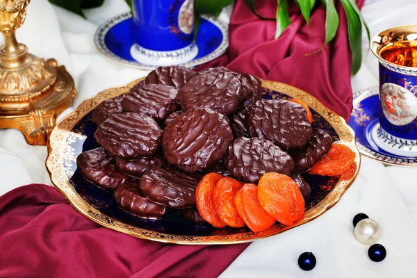 Абрикосовый шоколад в роскошном натюрморте — стоковое фото