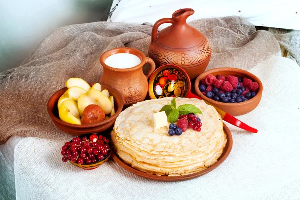 Pila de panqueques con mantequilla, bayas, leche — Foto de Stock