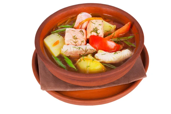 Suppe mit rotem und weißem Fisch, Kartoffeln, Gemüse — Stockfoto