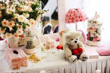 Sevimli ayıcık pembe natürmort Provence tarzında bir kalp ile