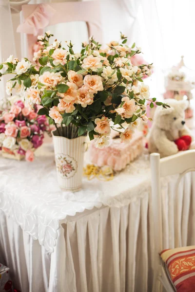 Ramo de flores en pastel espina naturaleza muerta romántico — Foto de Stock