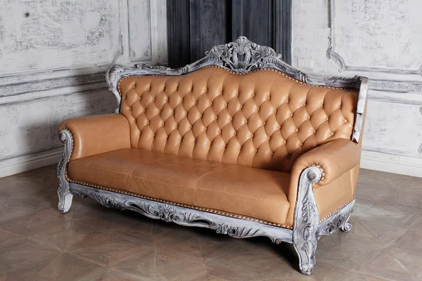 Sofá de cuero de lujo estilo borokko en un hermoso elegante — Foto de Stock