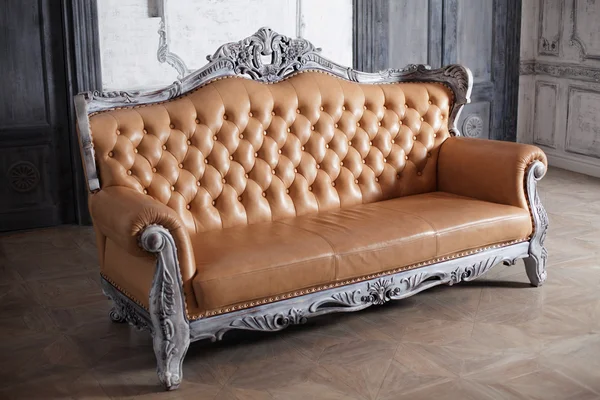 Luksusowe skórzane sofa styl borokko w piękny elegancki — Zdjęcie stockowe