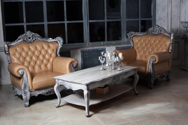 Duas cadeiras e uma mesa no estilo de mobiliário garnirur borokko luxuoso — Fotografia de Stock