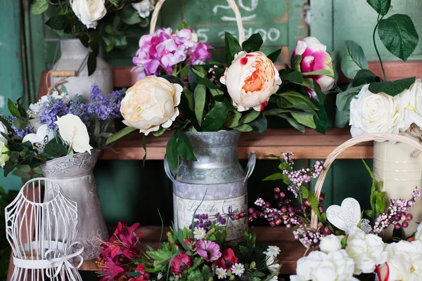 Basket with artificial flowers, beautiful Provence — Stock Photo, Image