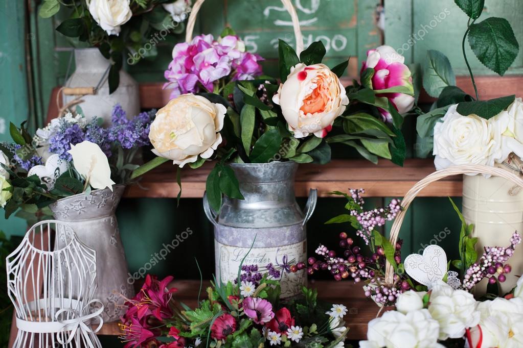 Flores artificiales fotos de stock, imágenes de Flores artificiales sin  royalties | Depositphotos