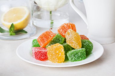 jöle şekerler bir plaka natürmort çay partisi gıda