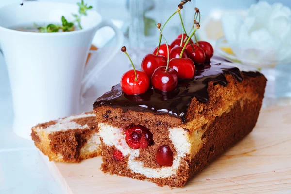 Švestkový koláč potravin čokoládové třešňový close-up Zátiší s čajem — Stock fotografie