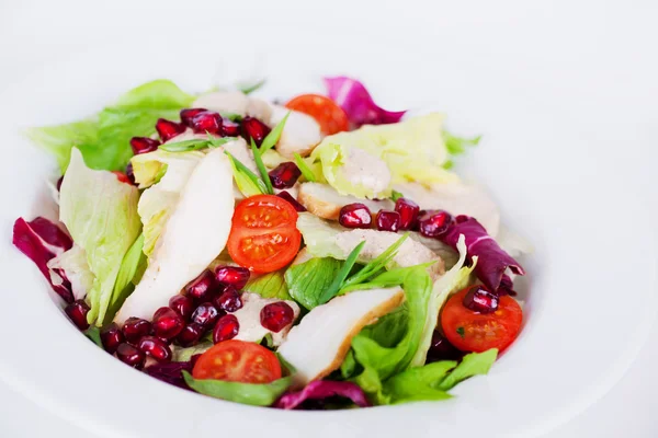 Salada com frango, alface iceberg, romã close-up — Fotografia de Stock