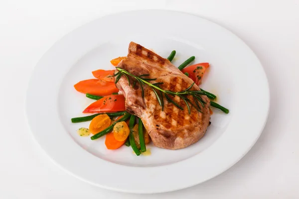 Hermoso filete a la parrilla jaula con verduras en un plato de fondo blanco menú de la cena saludable —  Fotos de Stock