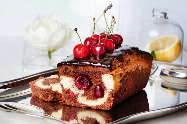 Pastel de ciruela comida chocolate cereza primer plano bodegón con té — Foto de Stock